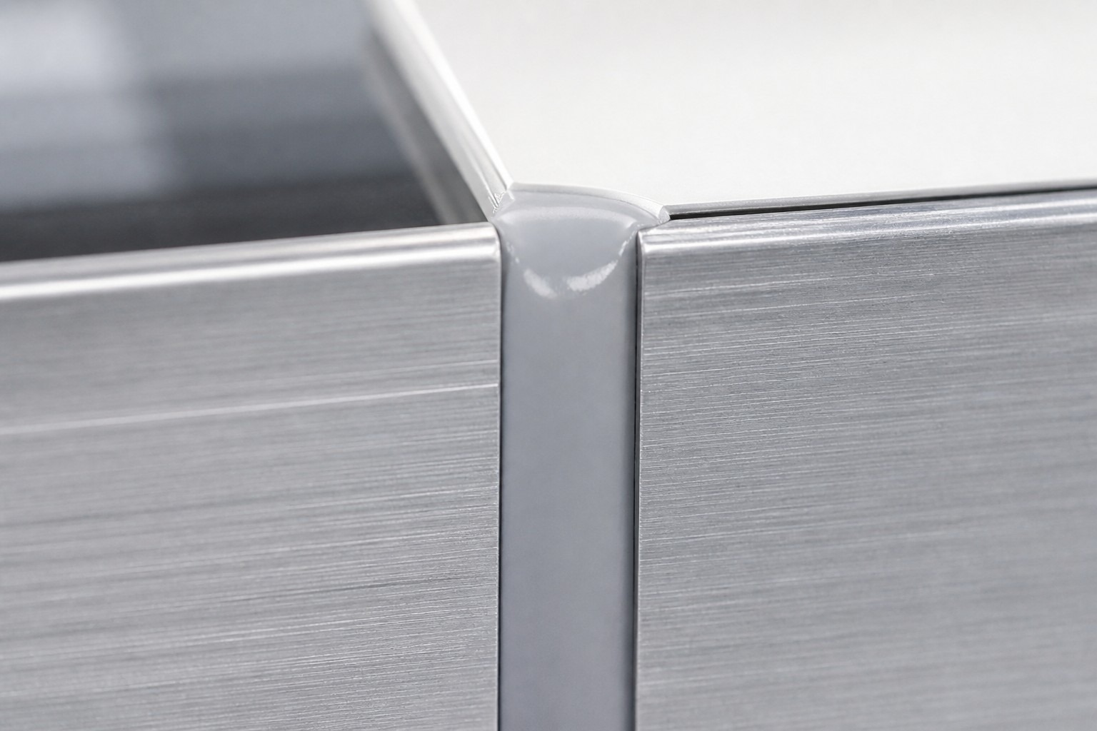 Skin formation on a sealant joint